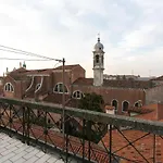 Venice Lance With Lift, 2 Minutes Walk From The Train Station